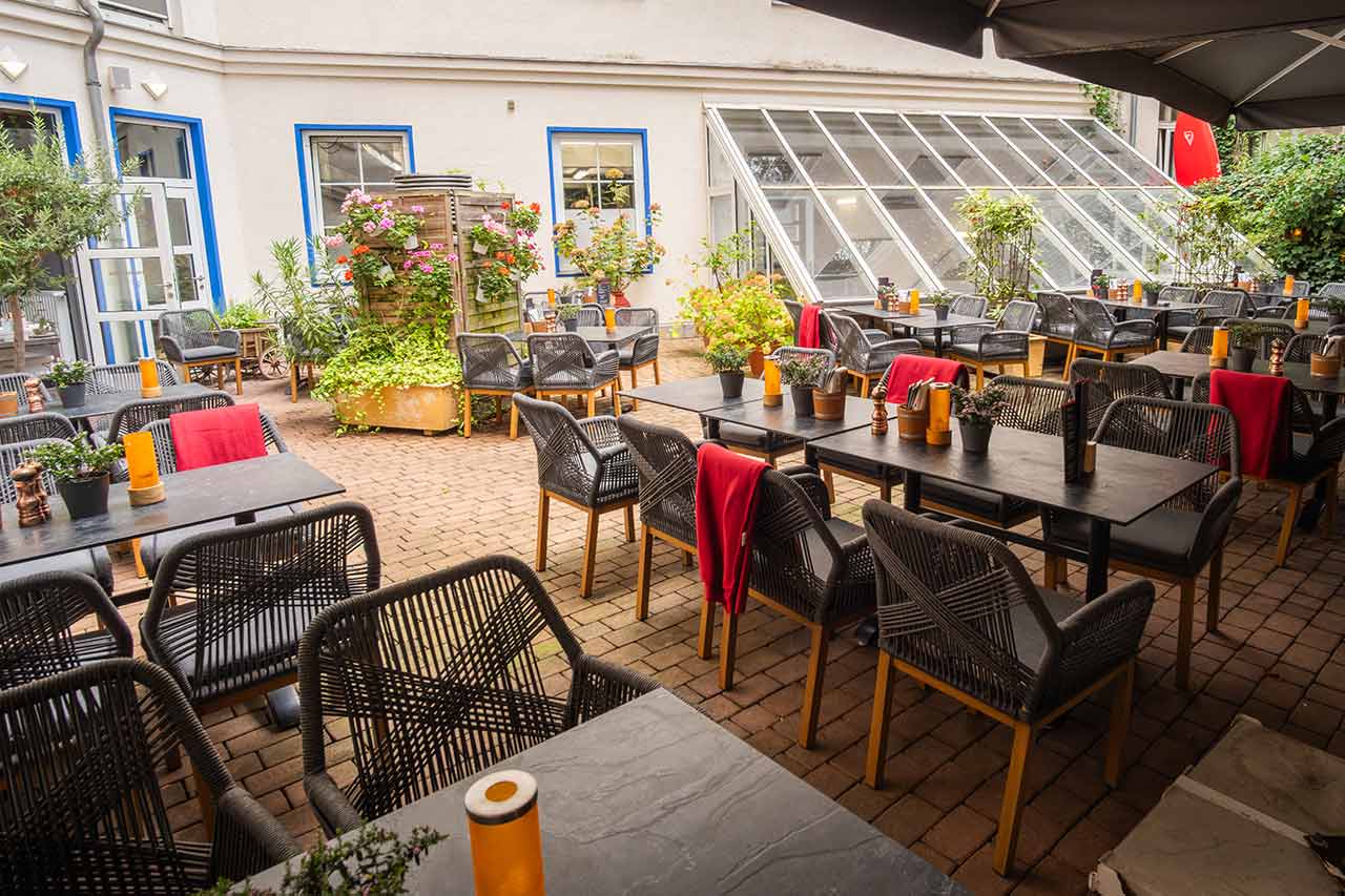 Sommerterrasse im Innenhof