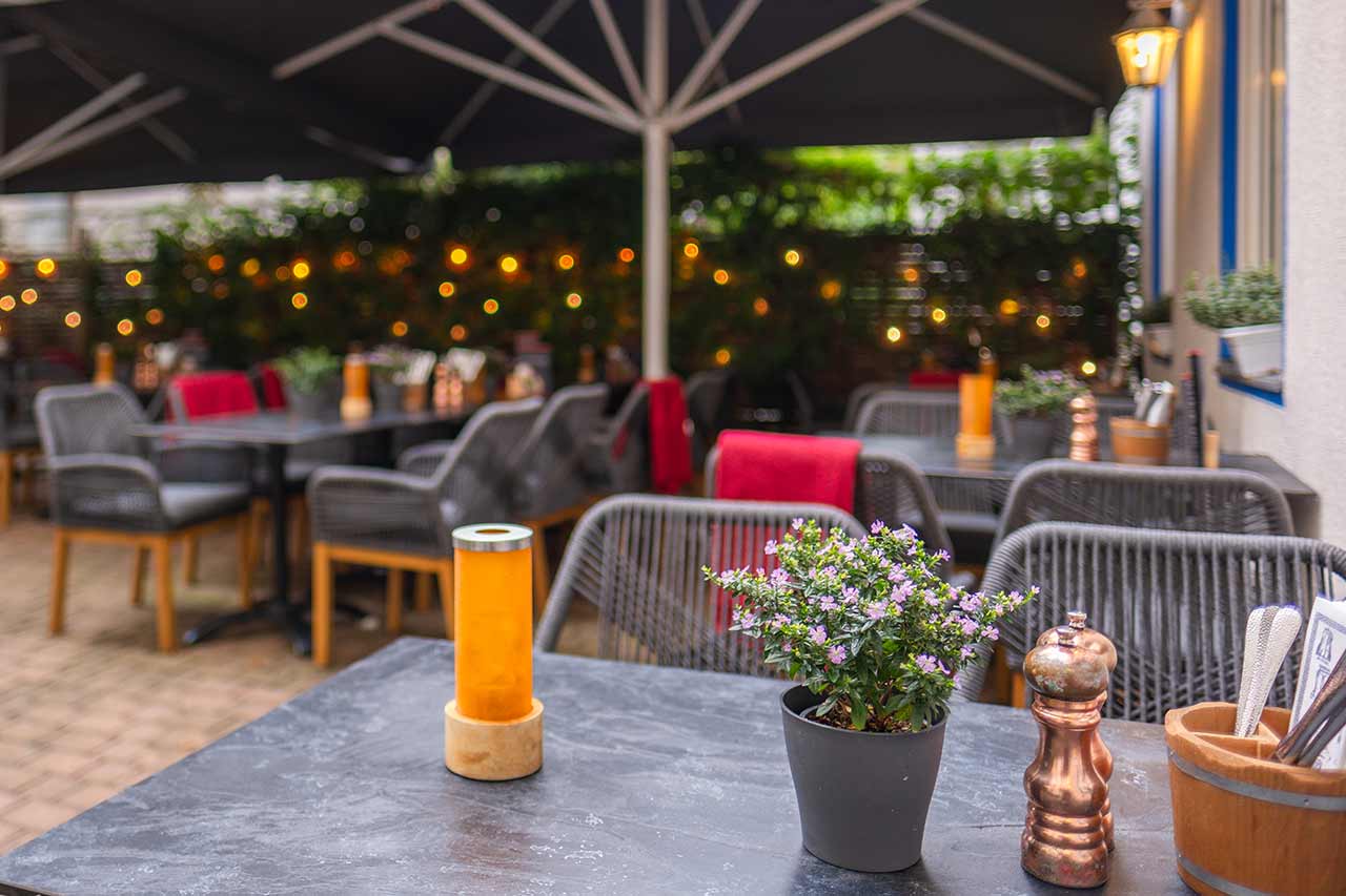 Gedeckter Tisch auf der Terrasse